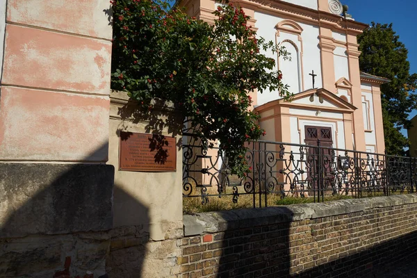 Litomerice, Çek Cumhuriyeti - 9 Eylül 2021 - Litomouse 'daki St. Adalbert Kilisesi Litomerice' deki eski yerleşim yeri Zasada 'daki bir Barok sakal anıtı..                               