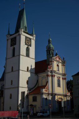 Litomerice, Çek Cumhuriyeti - 9 Eylül 2021 - Litomice 'deki Barış Meydanı, Orta Çağ' dan beri şehrin çekirdeğini oluşturan büyük bir kamusal alan.                               