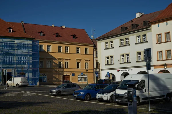 Litomerice, Çek Cumhuriyeti - 9 Eylül 2021 - Litomice 'deki Barış Meydanı, Orta Çağ' dan beri şehrin çekirdeğini oluşturan büyük bir kamusal alan.                               