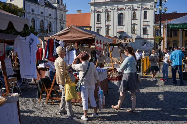 Uherske Hradiste, Çek Cumhuriyeti - 11 Eylül 2021 - Masaryk Meydanı 'ndaki Slovakya şarap şenlikleri sırasında Xavier Kilisesi                               