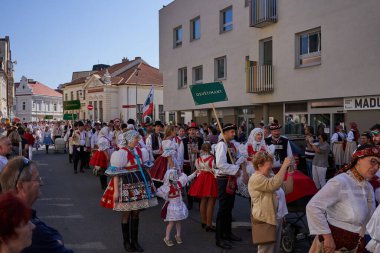 Uherske Hradiste, Çek Cumhuriyeti - 11 Eylül 2021 - Slovcko Şarap Festivali - Geleneksel kostümlerle şehirde bir festival alayı                               