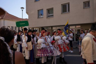 Uherske Hradiste, Çek Cumhuriyeti - 11 Eylül 2021 - Slovcko Şarap Festivali - Geleneksel kostümlerle şehirde bir festival alayı                               
