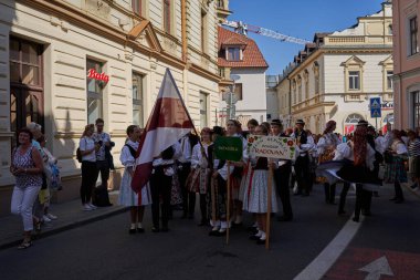 Uherske Hradiste, Çek Cumhuriyeti - 11 Eylül 2021 - Slovcko Şarap Festivali - Geleneksel kostümlerle şehirde bir festival alayı                               
