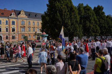 Uherske Hradiste, Çek Cumhuriyeti - 11 Eylül 2021 - Slovcko Şarap Festivali - Geleneksel kostümlerle şehirde bir festival alayı                               