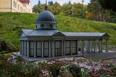  Marianske Lazne, Çek Cumhuriyeti - 26 Eylül 2021 - Minyatür Park Boheminium - Cross Spring                              