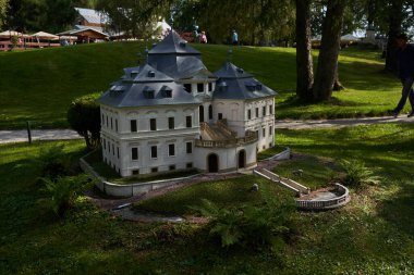    Marianske Lazne, Çek Cumhuriyeti - 26 Eylül 2021 - Minyatür Park Boheminium - Charles Crown Kalesi                            