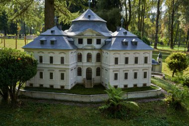 Marianske Lazne, Çek Cumhuriyeti - 26 Eylül 2021 - Minyatür Park Boheminium - Charles Crown Kalesi                               