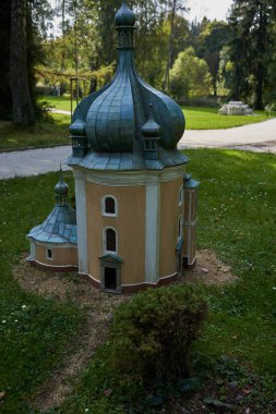  Marianske Lazne, Çek Cumhuriyeti - 26 Eylül 2021 - Lomec 'teki Minyatür Park Boheminium - Hac Kilisesi                             