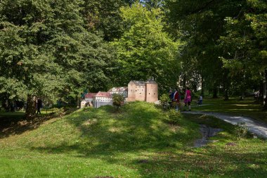   Marianske Lazne, Çek Cumhuriyeti - 26 Eylül 2021 - Minyatür Park Boheminium - Bezdes Kalesi                            