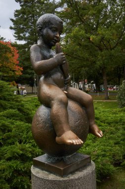   Frantiskovy Lazne, Çek Cumhuriyeti - 27 Eylül 2021 - Frantiskovy Lazne 'nin sembollerinden biri de küçük çıplak çocuk Frantisek' in heykeli                             