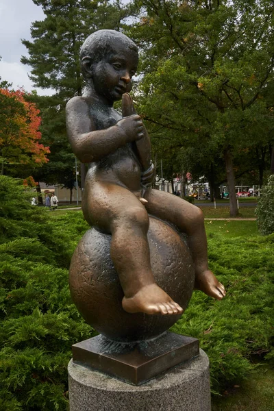   Frantiskovy Lazne, Çek Cumhuriyeti - 27 Eylül 2021 - Frantiskovy Lazne 'nin sembollerinden biri de küçük çıplak çocuk Frantisek' in heykeli                             