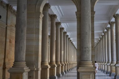 Karlovy Vary, Çek Cumhuriyeti - 26 Eylül 2021 - Yazın sonlarında Mill Colonnade                               