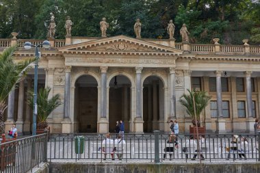 Karlovy Vary, Çek Cumhuriyeti - 26 Eylül 2021 - Yazın sonlarında Mill Colonnade                               