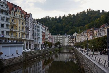 Karlovy Vary, Çek Cumhuriyeti - 26 Eylül 2021 - Grandhotel Pupp 'un yaz sonu manzarası                               