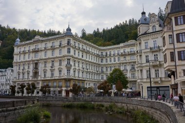 Karlovy Vary, Çek Cumhuriyeti - 26 Eylül 2021 - Grandhotel Pupp 'un yaz sonu manzarası                               
