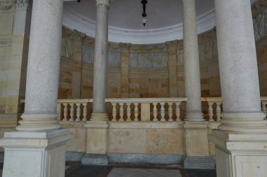 Karlovy Vary, Çek Cumhuriyeti - 27 Eylül 2021 - Mill Colonnade, yaz sonu öğleden sonra                               