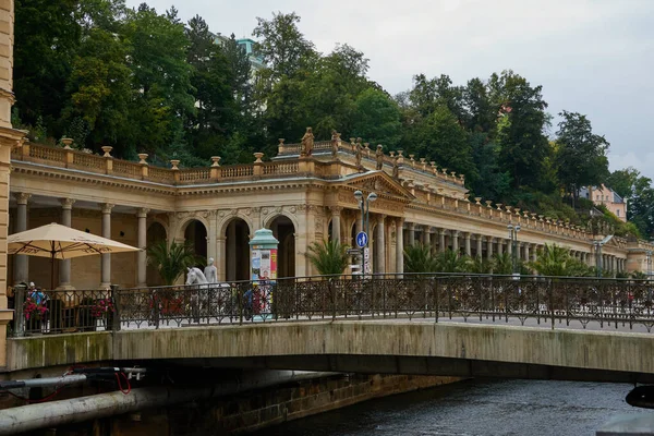 Karlovy Vary, Çek Cumhuriyeti - 27 Eylül 2021 - Mill Colonnade, yaz sonu öğleden sonra                               