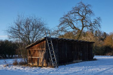   Kış kırsalındaki eski samanlıkta.                        