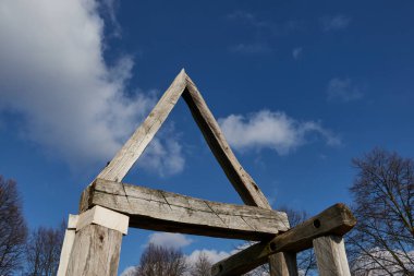  Prag, Çek Cumhuriyeti - 12 Şubat 2022 - Botanik Bahçesi - Peony Meadow 'un çimenli alanı Dört Mevsim adı verilen dört ahşap kapıyla tamamlanmıştır                               