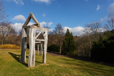 Prag, Çek Cumhuriyeti - 12 Şubat 2022 - Botanik Bahçesi - Peony Meadow 'un çimenli alanı Dört Mevsim adı verilen dört ahşap kapıyla tamamlanmıştır                                