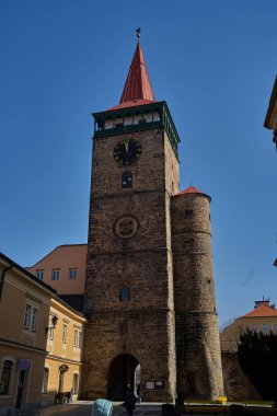 Jicin, Çek Cumhuriyeti - 20 Mart 2022 - Şehrin ana sembolü yüksek ve büyük taştan Valdice Kapısı 'dır                               