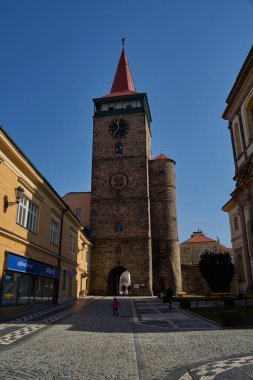 Jicin, Çek Cumhuriyeti - 20 Mart 2022 - Şehrin ana sembolü yüksek ve büyük taştan Valdice Kapısı 'dır                               