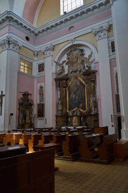 Jicin, Çek Cumhuriyeti - 20 Mart 2022 - Büyük St. James Kilisesi. Waldstein kalesinin bitişiğindeki barok bir koridor ile doğrudan bağlantılı..                               