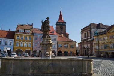 Jicin, Çek Cumhuriyeti - 20 Mart 2022 - Valdtejn Meydanı (eski adıyla Masaryk Meydanı) Jin 'in ana meydanı.                               