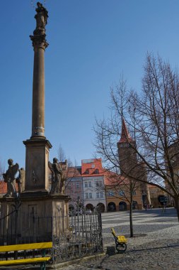 Jicin, Çek Cumhuriyeti - 20 Mart 2022 - Valdtejn Meydanı (eski adıyla Masaryk Meydanı) Jin 'in ana meydanı.                               