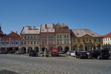 Jicin, Çek Cumhuriyeti - 20 Mart 2022 - Valdtejn Meydanı (eski adıyla Masaryk Meydanı) Jin 'in ana meydanı.                               