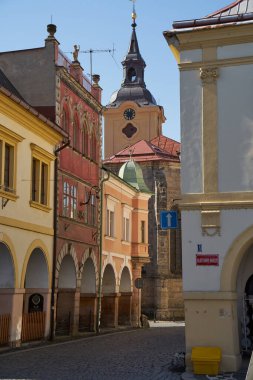 Jicin, Çek Cumhuriyeti - 20 Mart 2022 - Valdtejn Meydanı (eski adıyla Masaryk Meydanı) Jin 'in ana meydanı.                               