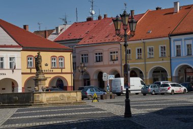 Jicin, Çek Cumhuriyeti - 20 Mart 2022 - Valdtejn Meydanı (eski adıyla Masaryk Meydanı) Jin 'in ana meydanı.                               