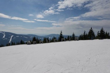 Spidleruv Mlyn, Çek Cumhuriyeti - 19 Mart 2022 Medvedin. Güneşli kış öğleden sonrasında Spindleruv Mlyn Kayak Merkezi 'nin en yüksek kayak zirvesi.                               