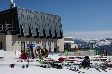 Spidleruv Mlyn, Çek Cumhuriyeti - 19 Mart 2022 Medvedin. Güneşli kış öğleden sonrasında Spindleruv Mlyn Kayak Merkezi 'nin en yüksek kayak zirvesi.                               