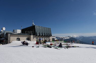  Spidleruv Mlyn, Çek Cumhuriyeti - 19 Mart 2022 Medvedin. Güneşli kış öğleden sonrasında Spindleruv Mlyn Kayak Merkezi 'nin en yüksek kayak zirvesi.                              