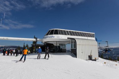  Spidleruv Mlyn, Çek Cumhuriyeti - 19 Mart 2022 Medvedin. Güneşli kış öğleden sonrasında Spindleruv Mlyn Kayak Merkezi 'nin en yüksek kayak zirvesi.                              