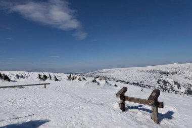 Spindleruv Mlyn, Çek Cumhuriyeti - 19 Mart 2022 Krkonose Dağları 'nın arkasındaki Altın Tepe                                 