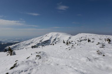 Spindleruv Mlyn, Çek Cumhuriyeti - 19 Mart 2022 Krkonose Dağları 'nın arkasındaki Altın Tepe                                 