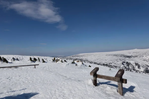 Spindleruv Mlyn, Çek Cumhuriyeti - 19 Mart 2022 Krkonose Dağları 'nın arkasındaki Altın Tepe                                 
