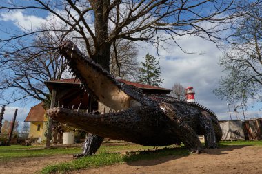 Stare Mesto, Çek Cumhuriyeti - 16 Nisan 2022 - KOVOZOO, ilkbaharın başında eski hurda metallerden yapılmış tamamen orijinal bir hayvanat bahçesi.                               