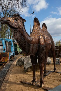  Stare Mesto, Çek Cumhuriyeti - 16 Nisan 2022 - KOVOZOO, ilkbaharın başında eski hurda metallerden yapılmış tamamen orijinal bir hayvanat bahçesi.                              