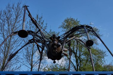 Stare Mesto, Çek Cumhuriyeti - 16 Nisan 2022 - KOVOZOO, ilkbaharın başında eski hurda metallerden yapılmış tamamen orijinal bir hayvanat bahçesi.                               