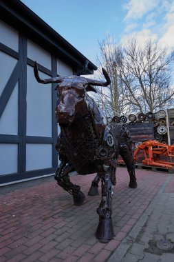 Stare Mesto, Çek Cumhuriyeti - 16 Nisan 2022 - KOVOZOO, ilkbaharın başında eski hurda metallerden yapılmış tamamen orijinal bir hayvanat bahçesi.                               