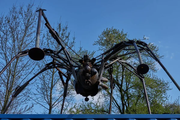 Stare Mesto, Çek Cumhuriyeti - 16 Nisan 2022 - KOVOZOO, ilkbaharın başında eski hurda metallerden yapılmış tamamen orijinal bir hayvanat bahçesi.                               