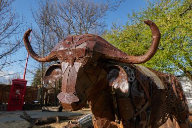 Stare Mesto, Çek Cumhuriyeti - 16 Nisan 2022 - KOVOZOO, ilkbaharın başında eski hurda metallerden yapılmış tamamen orijinal bir hayvanat bahçesi.                               