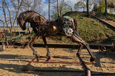 Stare Mesto, Çek Cumhuriyeti - 16 Nisan 2022 - KOVOZOO, ilkbaharın başında eski hurda metallerden yapılmış tamamen orijinal bir hayvanat bahçesi.                               