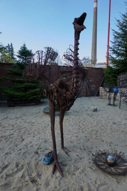 Stare Mesto, Çek Cumhuriyeti - 16 Nisan 2022 - KOVOZOO, ilkbaharın başında eski hurda metallerden yapılmış tamamen orijinal bir hayvanat bahçesi.                               