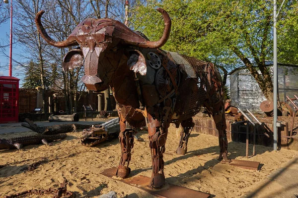 Stare Mesto, Çek Cumhuriyeti - 16 Nisan 2022 - KOVOZOO, ilkbaharın başında eski hurda metallerden yapılmış tamamen orijinal bir hayvanat bahçesi.                               