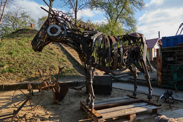 Stare Mesto, Çek Cumhuriyeti - 16 Nisan 2022 - KOVOZOO, ilkbaharın başında eski hurda metallerden yapılmış tamamen orijinal bir hayvanat bahçesi.                               