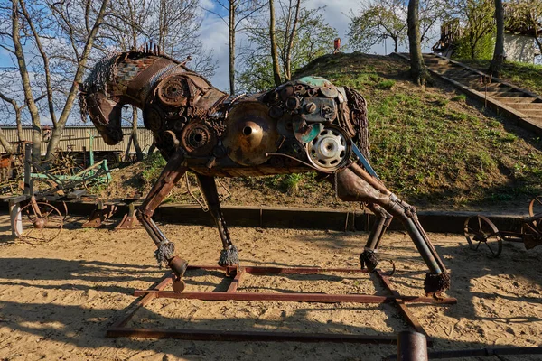 Stare Mesto, Çek Cumhuriyeti - 16 Nisan 2022 - KOVOZOO, ilkbaharın başında eski hurda metallerden yapılmış tamamen orijinal bir hayvanat bahçesi.                               